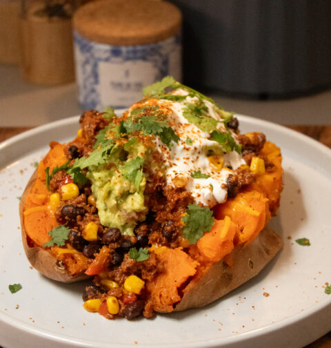 Stuffed Potato from the Oven with Vegetarian Mince, Guacamole, Cream Cheese and Tajin