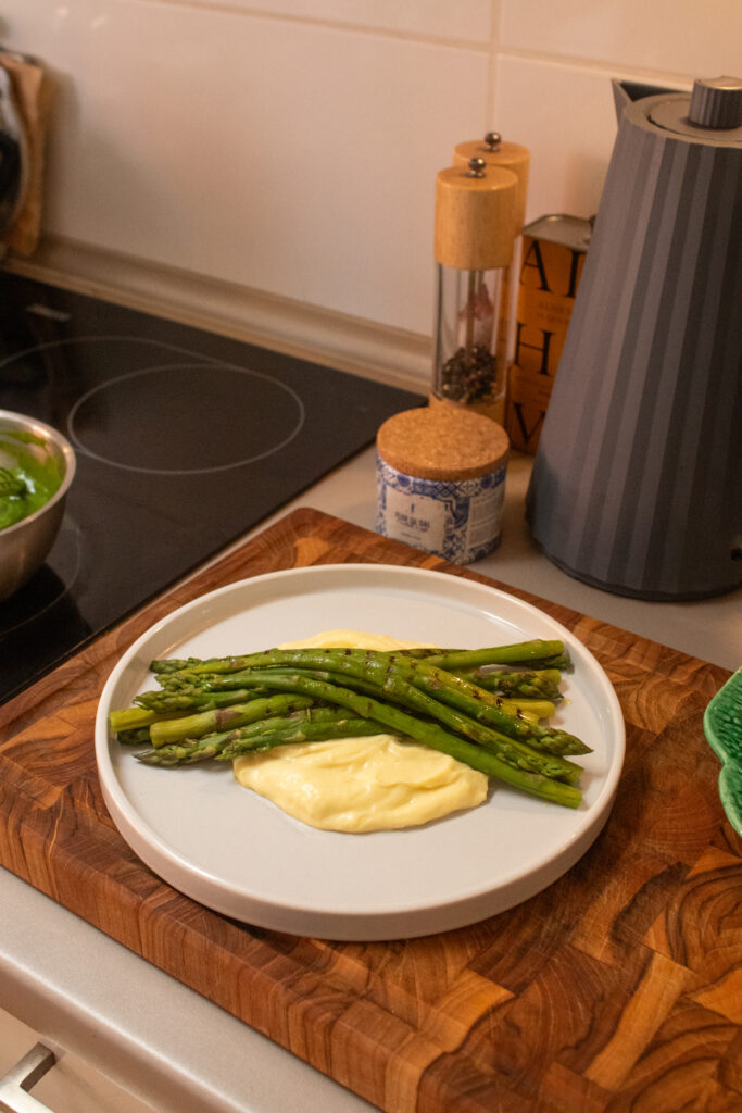 Green Asparagus with Mashed Potatoes